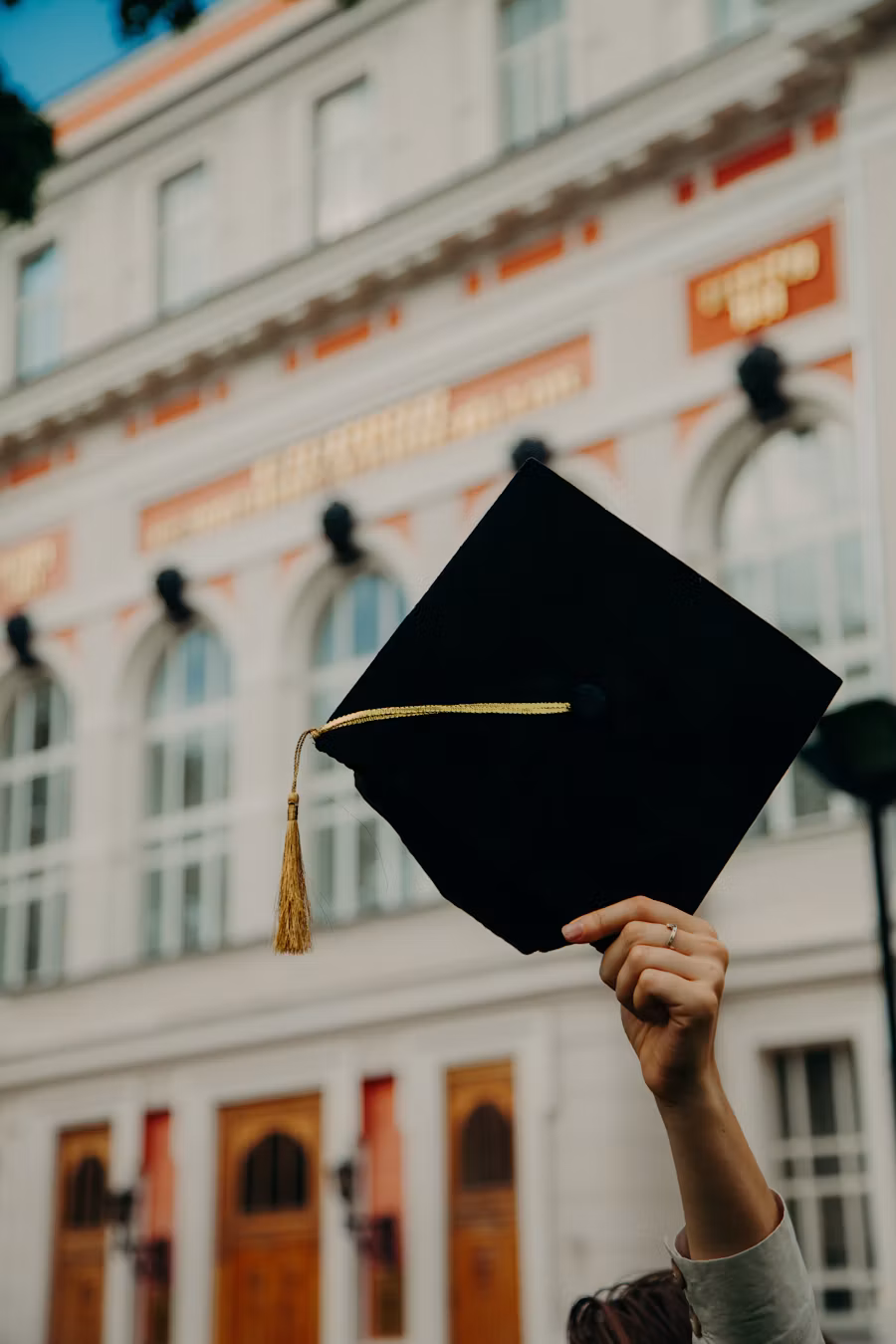 Estudiantes graduándose